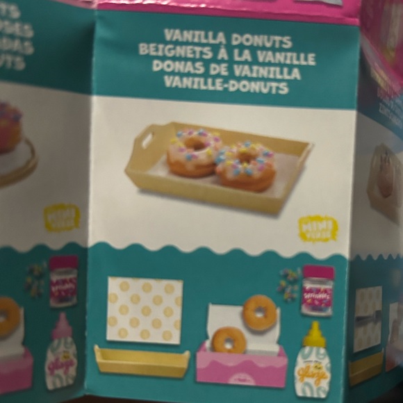 MGA Miniverse Vanilla sprinkle donuts Cafe Diner 🍩 - Picture 3 of 4